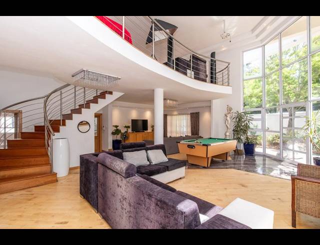 4 BEDROOM HOUSE FOR SALE IN CONSTANTIA